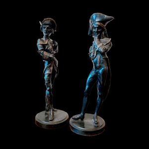 Pareja de candeleros de metal