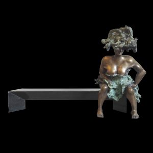 Mujer sentada de bronce